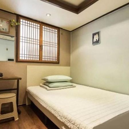 Red Panda Hotel Seoul Bagian luar foto